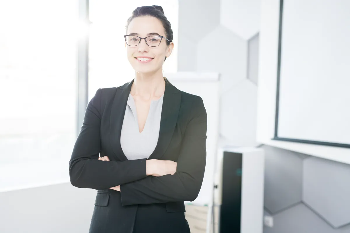 Profesional de servicios sonriendo en su oficina